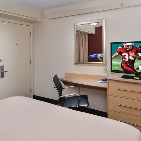 Super 8 By Wyndham Deerfield - Northbrook Hotel Ngoại thất bức ảnh