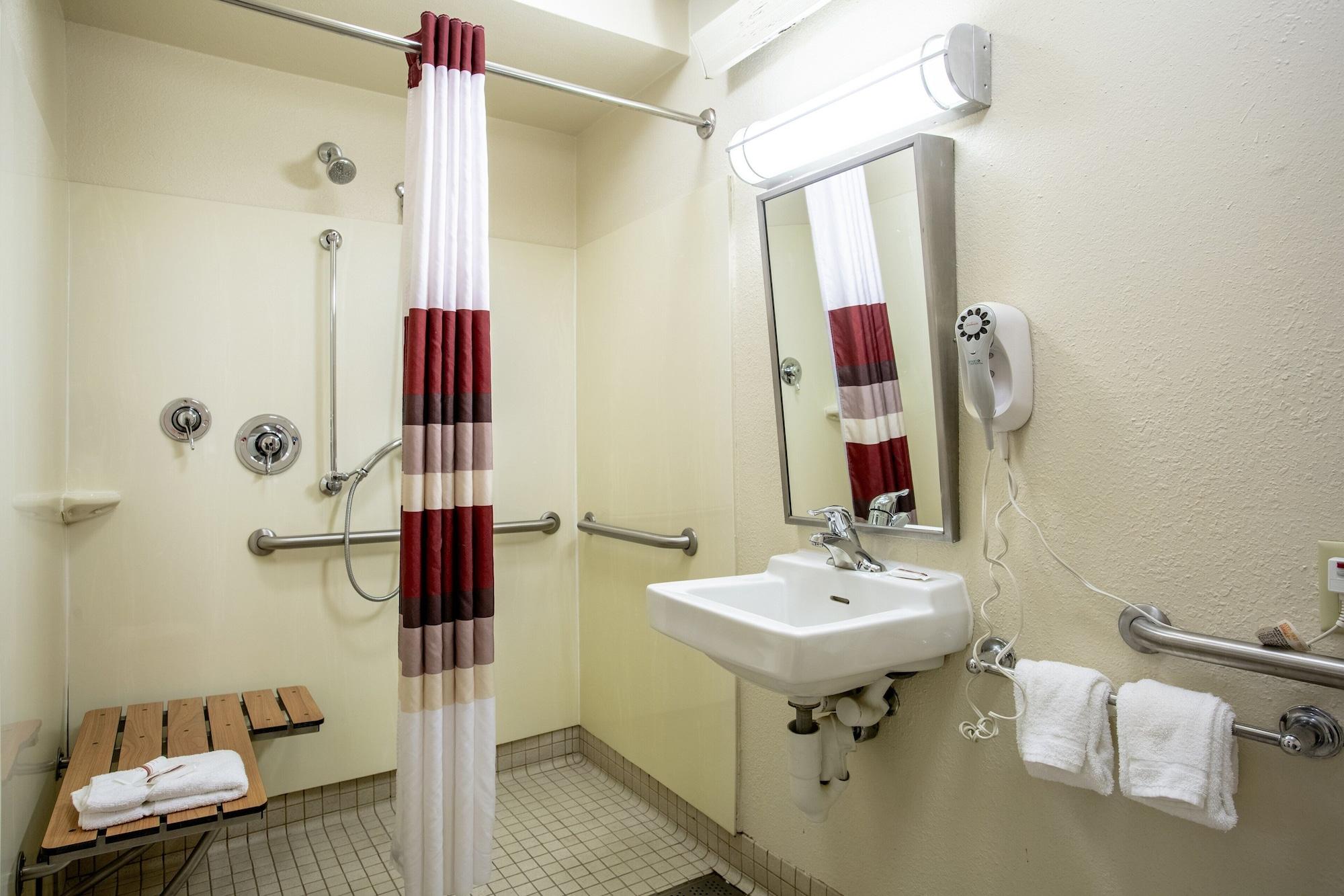 Super 8 By Wyndham Deerfield - Northbrook Hotel Ngoại thất bức ảnh