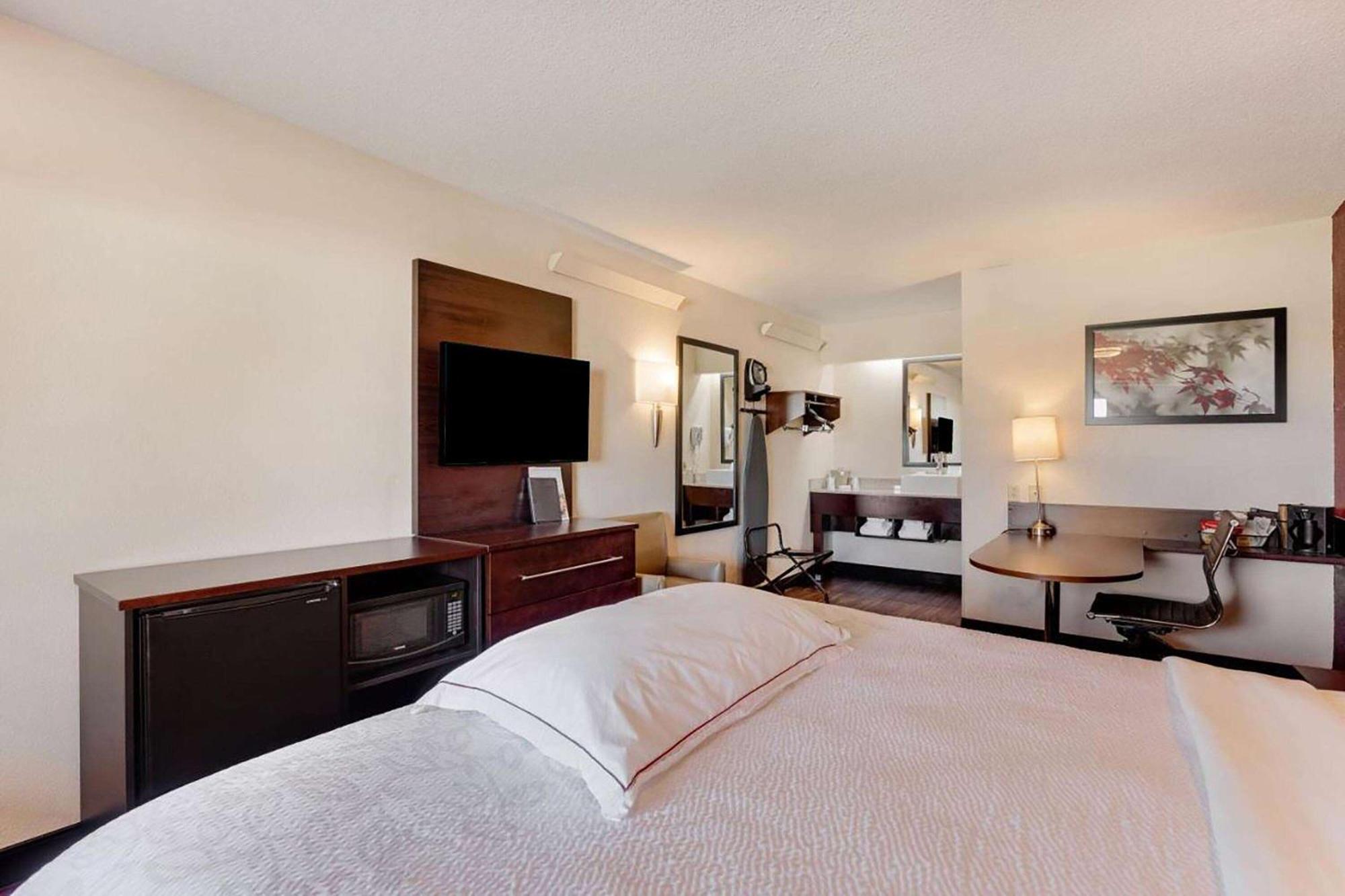 Super 8 By Wyndham Deerfield - Northbrook Hotel Ngoại thất bức ảnh