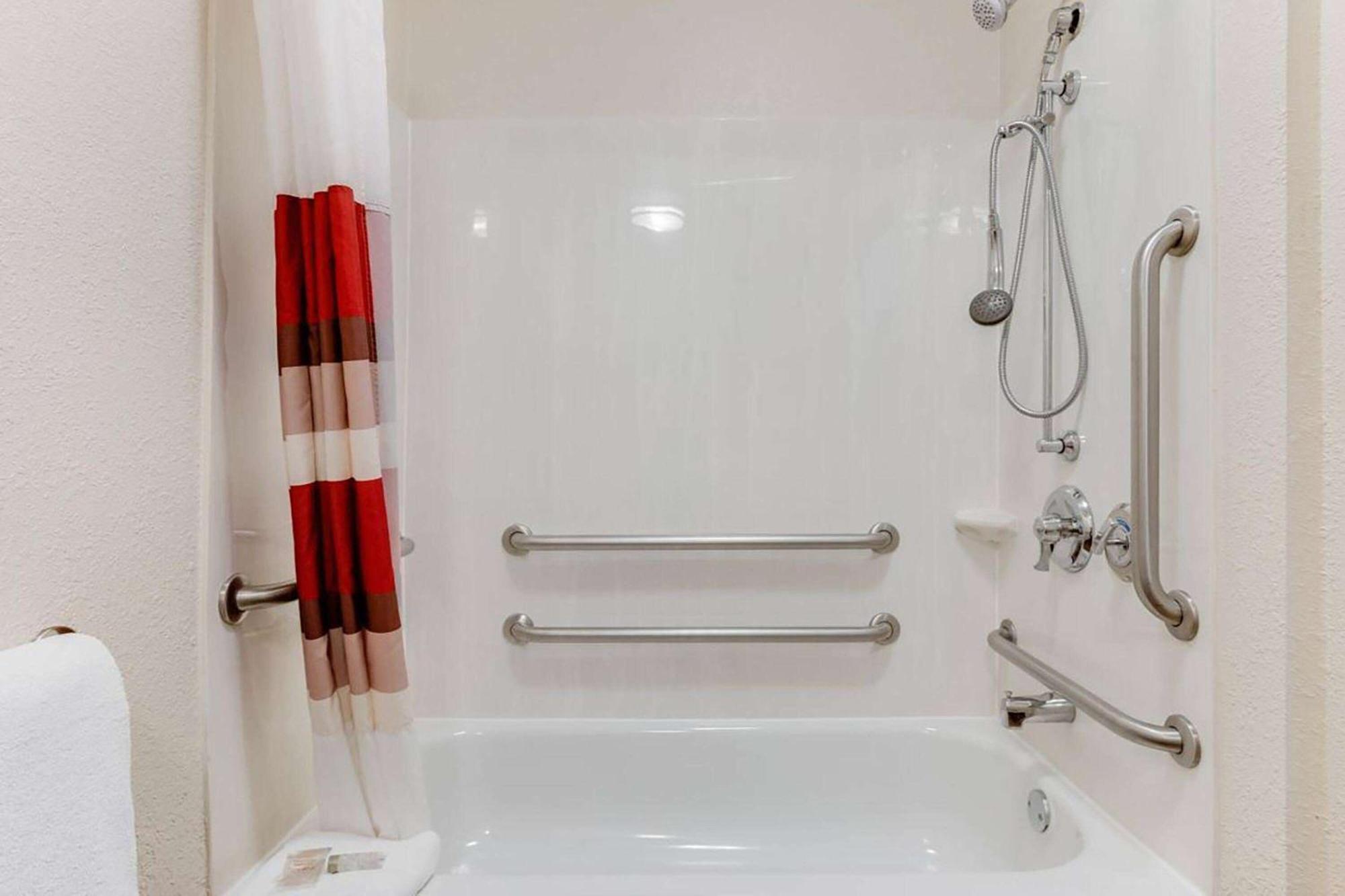 Super 8 By Wyndham Deerfield - Northbrook Hotel Ngoại thất bức ảnh