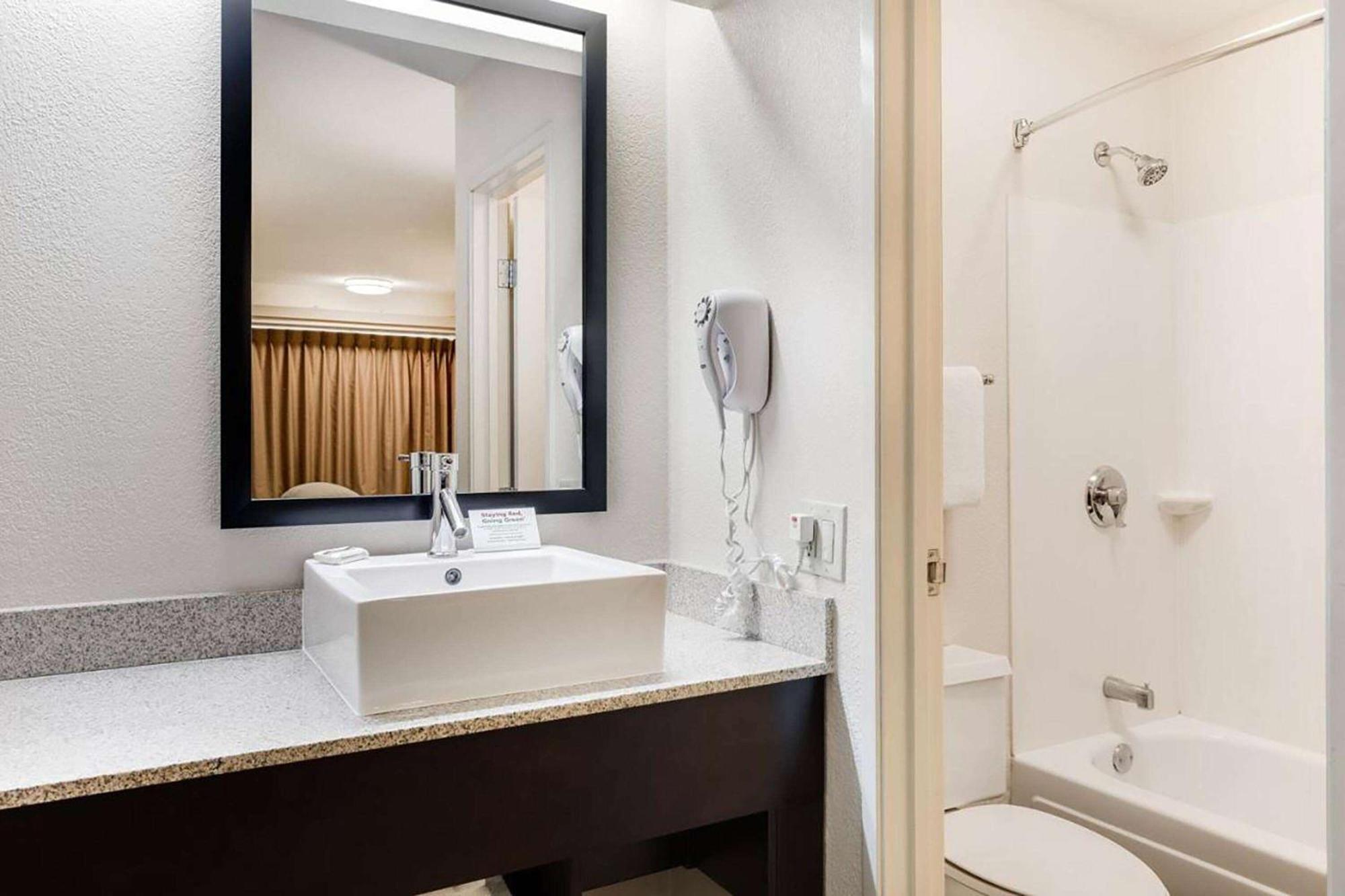 Super 8 By Wyndham Deerfield - Northbrook Hotel Ngoại thất bức ảnh