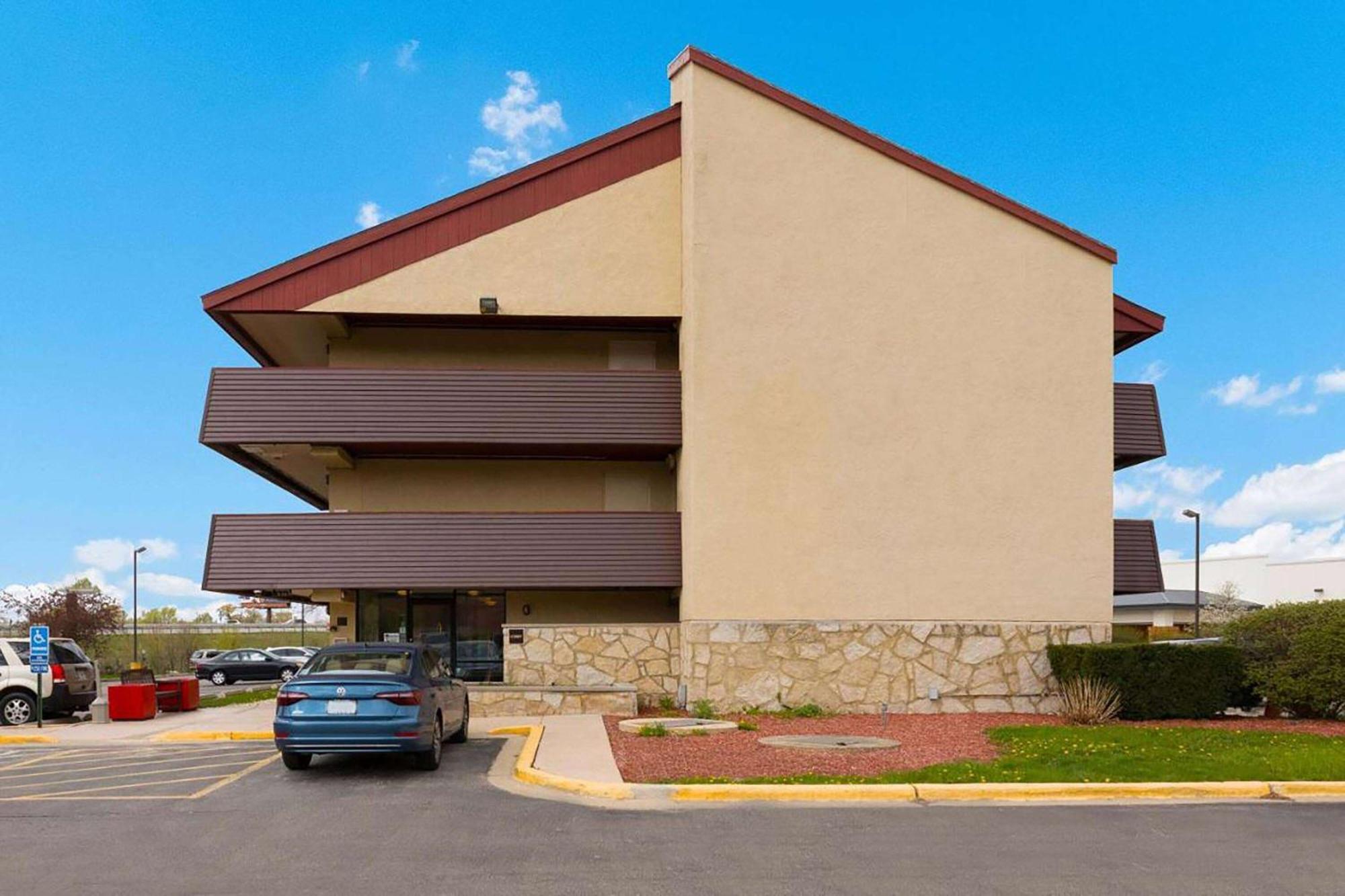 Super 8 By Wyndham Deerfield - Northbrook Hotel Ngoại thất bức ảnh
