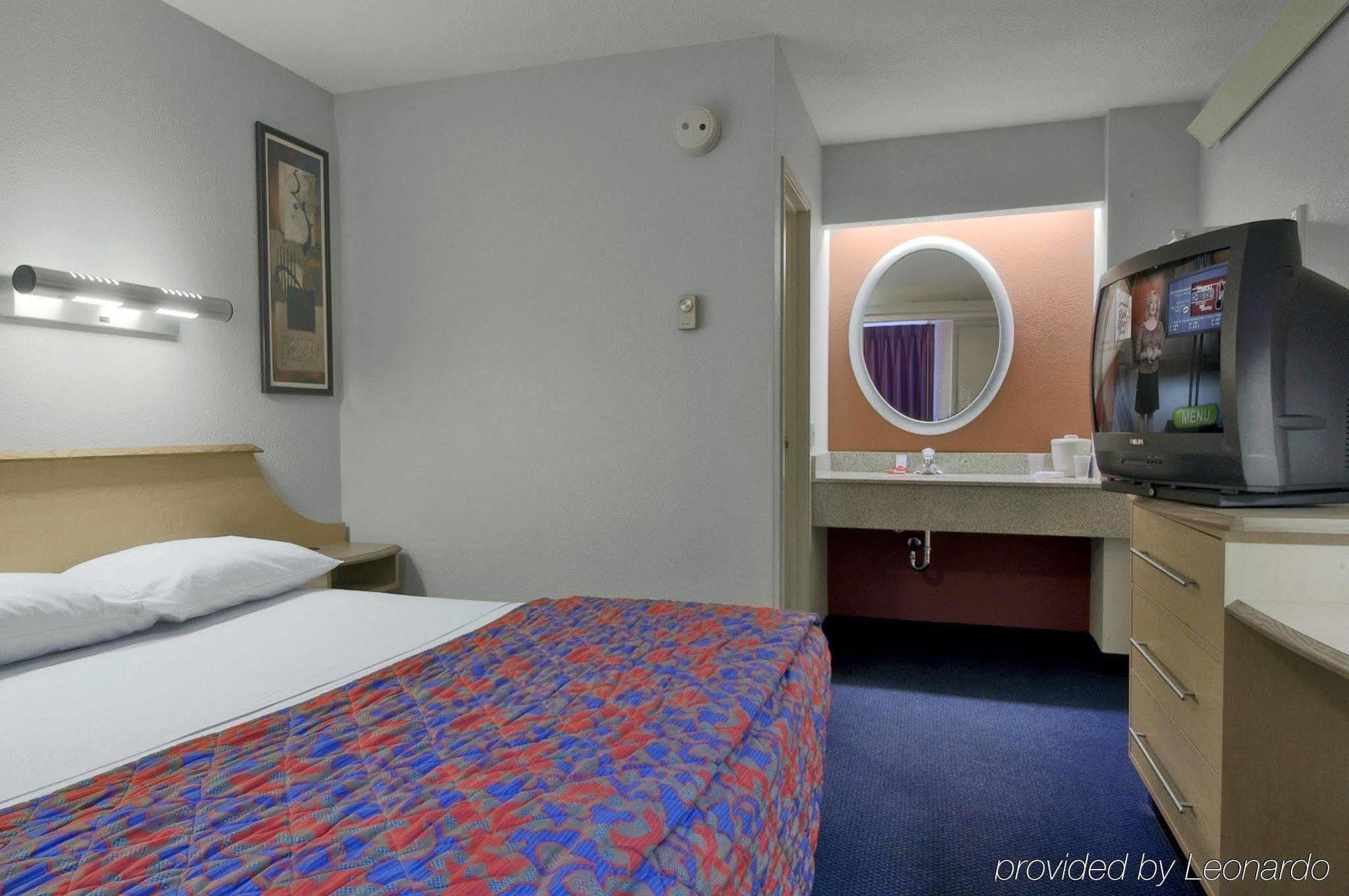 Super 8 By Wyndham Deerfield - Northbrook Hotel Phòng bức ảnh