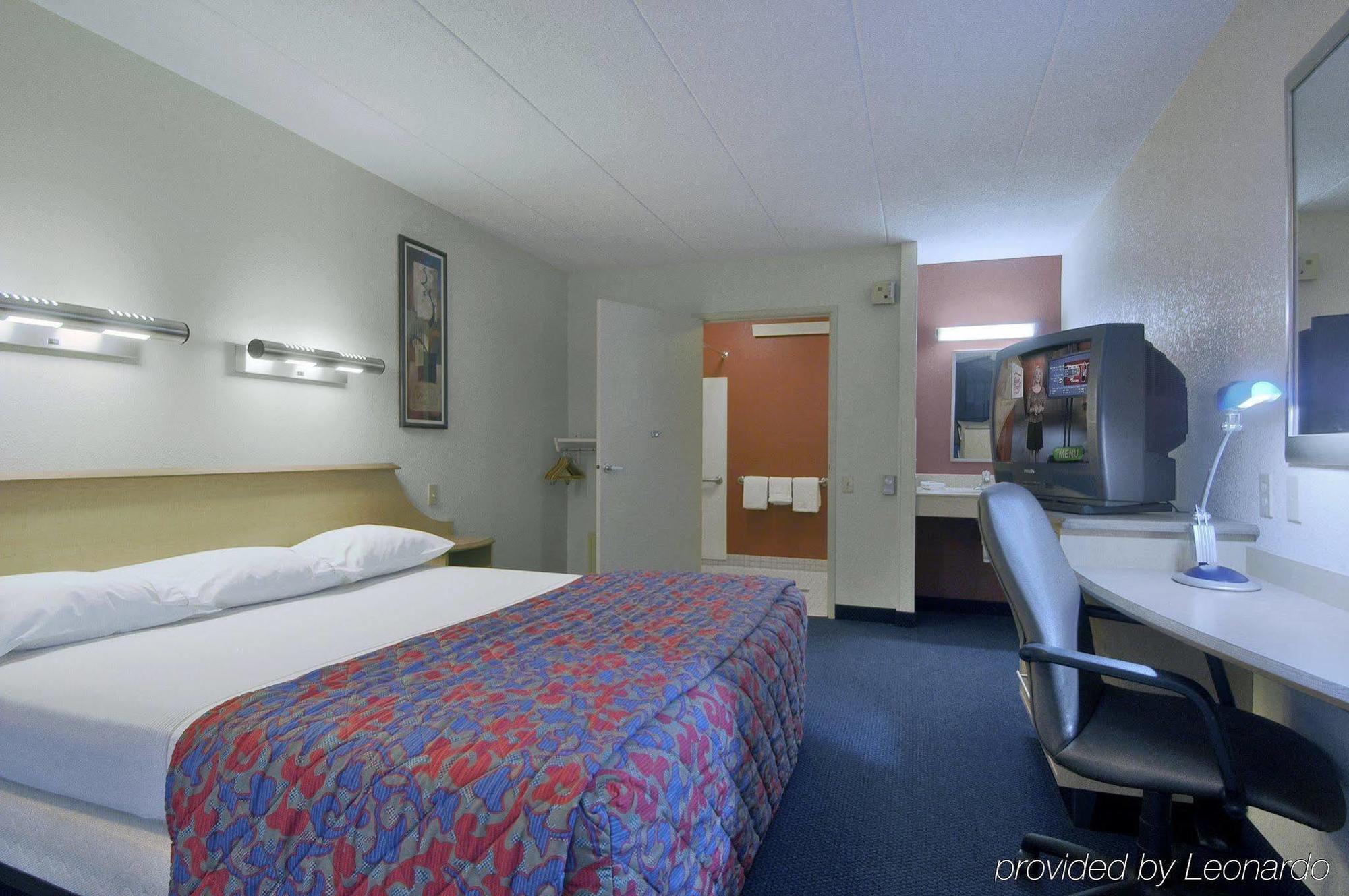Super 8 By Wyndham Deerfield - Northbrook Hotel Ngoại thất bức ảnh