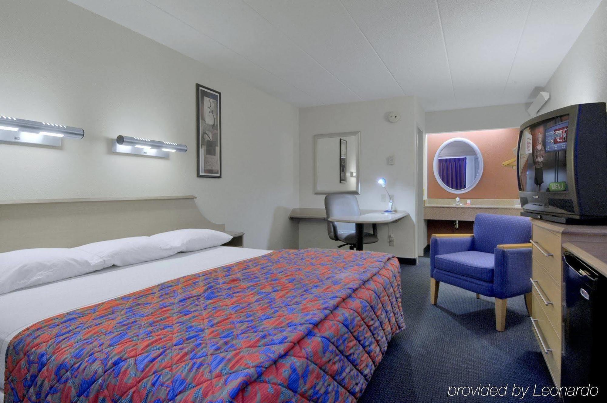 Super 8 By Wyndham Deerfield - Northbrook Hotel Phòng bức ảnh
